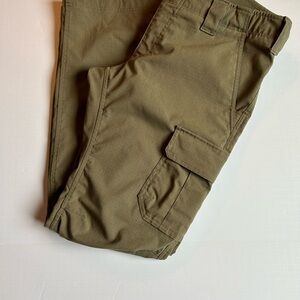 Under Armour women’s Enduro Elite Storm cargo pant. Straight leg size 12